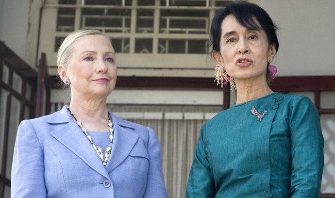 Setkání Su Ťij (vpravo) s Hillary Clintonovou