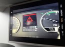Asistent nouzového brzdění nejdříve varuje řidiče opticky i akusticky před vpřed jedoucím či stojícím předmětem