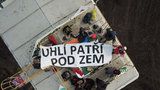 Aktivisté obsadili velkorypadlo na Mostecku. „Odejdeme, až skončí doba uhelná“