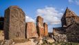 Dobře zachované kamenné chrámy pocházejí z 9. století, mají typický křížový půdorys a jsou zbytkem kláštera Sevanavank.