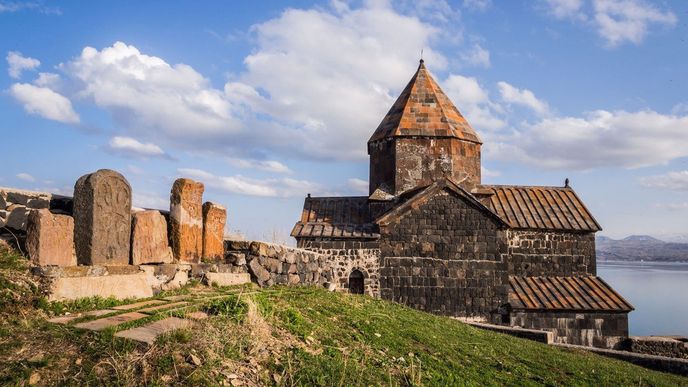 Dobře zachované kamenné chrámy pocházejí z 9. století, mají typický křížový půdorys a jsou zbytkem kláštera Sevanavank.