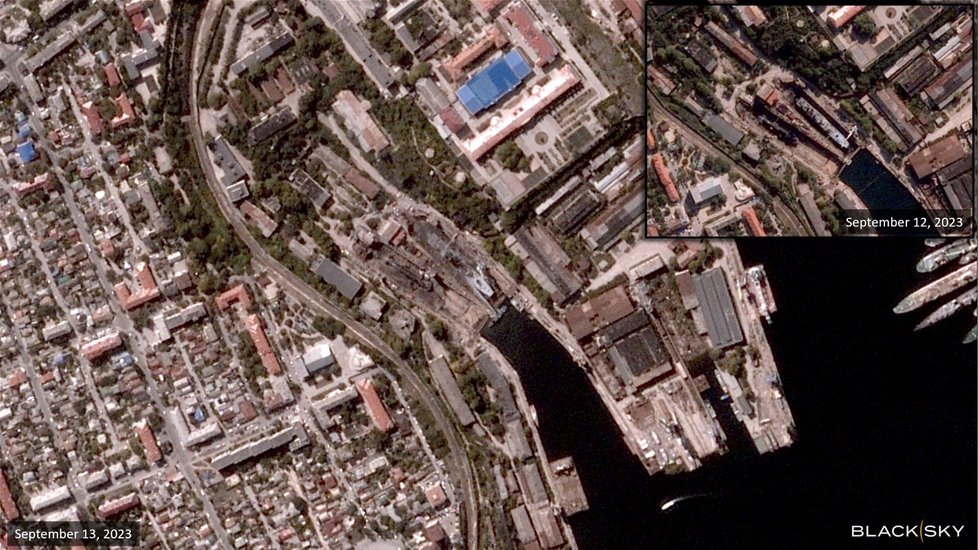 Satelitní snímek sevastopolských doků po ukrajinském úderu (v rámečku před ním)