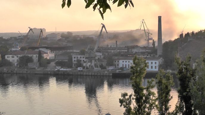 Nod loděnicemi v Sevastopolu se vznáší tým z nočního požáru