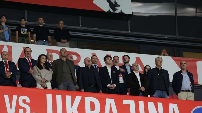 Ukrajinská legenda Andrej Ševčenko fandí na fotbale v Edenu mezi českými VIP.