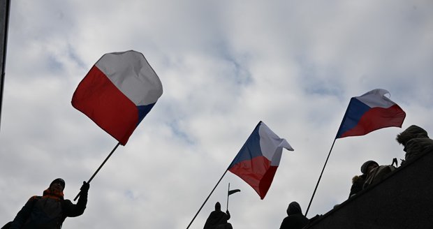 Děkan VŠE Ševčík se pokusi po demonstraci dostat do Národního muzea. VŠE se jeho jednání nelíbí