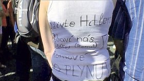 Jedna z demonstrantek měla na zádech na tričku nápis »Oživte Hitlera«. Hrozí jí tři roky vězení.