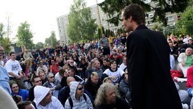 Podvodník Lukáš Kohout (vpředu) promlouvá k demonstrantům ve Varnsdorfu