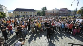 Demonstrace ve Varnsdorfu se zúčastnilo okolo dvouset lidí, chtějí odvolat vedení města