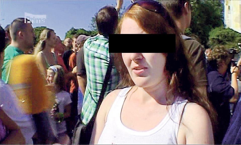 Jedna z demonstrantek měla na zádech na tričku nápis »Oživte Hitlera«. Hrozí jí tři roky vězení.