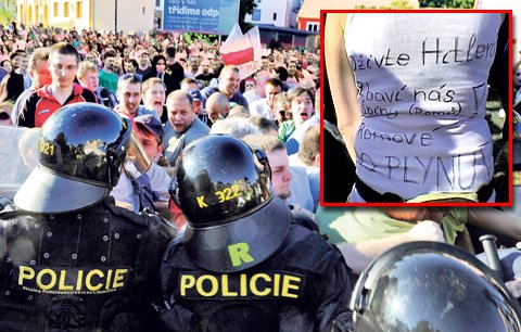 Jedna z demonstrantek měla na zádech na tričku nápis »Oživte Hitlera«. Hrozí jí tři roky vězení.