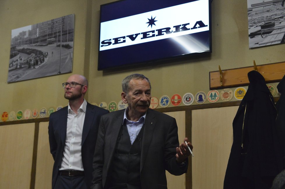 Svou návštěvou ji poctil i předseda senátu Jaroslav Kubera. Na snímku s majitelem hospody Davidem Salomonem.