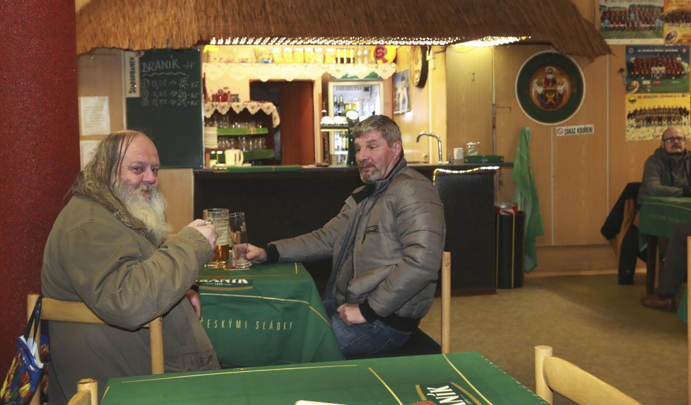 U stolu štamgastů v Severce seděl o víkendu Miroslav Vítr (34), dělník z Mostu, který vzal na pivo kamaráda Lukáše Lodra (35) z Plzně. „Manželka pochází z Mostu. Přijeli jsme na návštěvu za tchyní,“ začal vyprávět Lodra, který kamaráda požádal, aby mu slavnou seriálovou Severku ukázal. „Podle vyprávění manželky si myslím, že scény ze seriálu jsou reálné, i když s určitou nadsázkou,“ řekl Plzeňan, který chce poznat i další místa, kde se natáčelo.