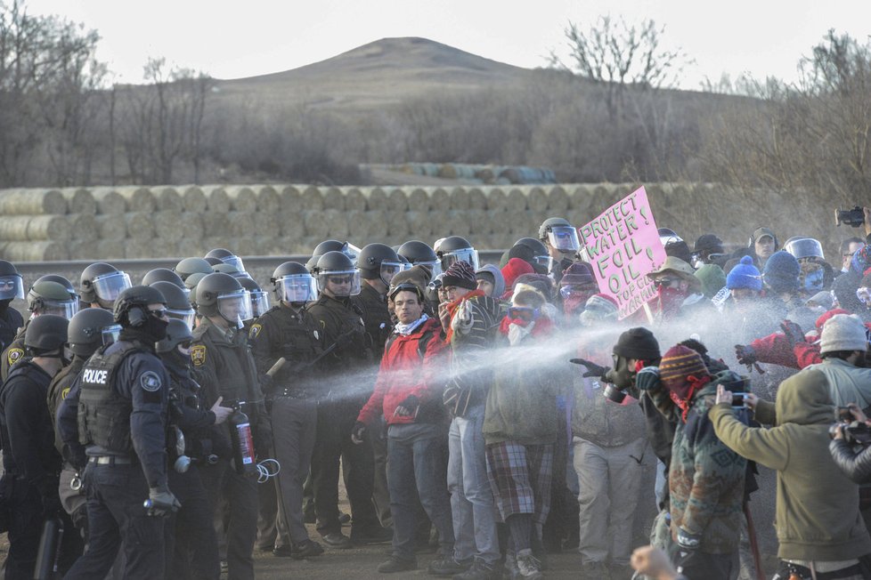 Protestující indiáni proti stavbě ropovodu, která by narušila jejich posvátné území i zdroje pitné vody.