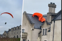Děsivé okamžiky paraglidisty: Narazil do střechy luxusního hotelu