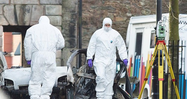 „Nové pokolení teroristů.“ Po vraždě novinářky zadrželi dva mladíky v Severním Irsku