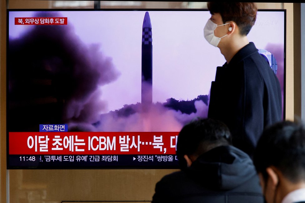 Severní Korea vypálila balistickou střelu krátkého doletu východním směrem do Japonského moře. (17. 11. 2022)