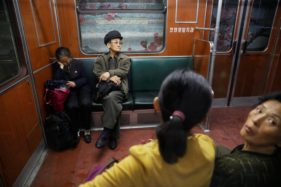 Situace v Severní Koreji je velmi napjatá. Takto dnes vypadali Severokorejci cestující metrem.