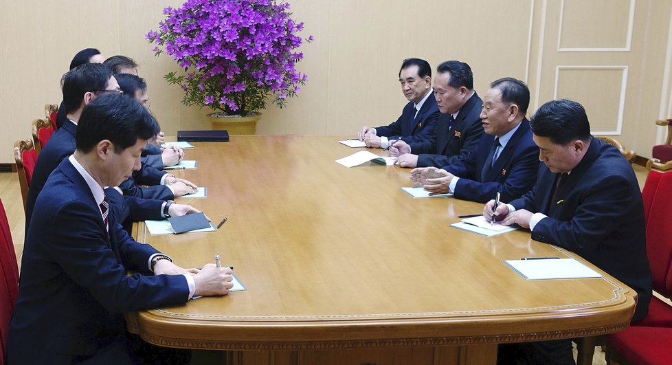 Zástupci Jižní Koreje se setkali se severokorejským vůdcem Kim Čong-unem. Ten se vyslovil pro zlepšení vztahů mezi zeměmi.