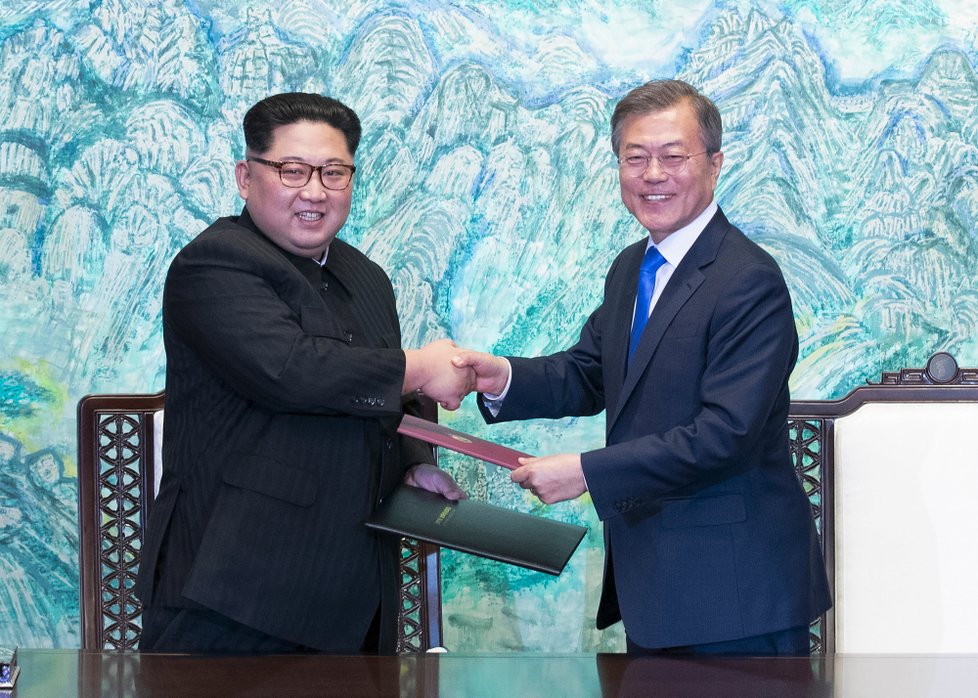 Kim Čong-un za přítomnosti jihokorejského prezidenta Mun Če-ina přislíbil na pátečním summitu, že uzavře jedno středisko pro vývoj jaderných zbraní.