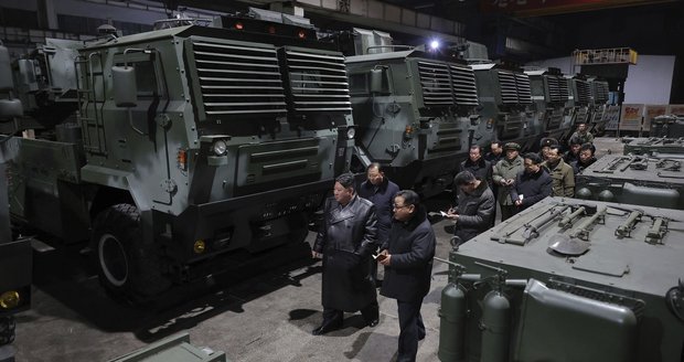 Diktátor Kim úřaduje ve zbrojních továrnách. Kvůli raketám pro ruské okupanty?