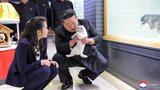 Diktátor Kim Čong-un si dal pauzu od raket: Vzal dceru za štěňaty do obchodu s mazlíčky