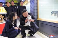 Diktátor Kim Čong-un si dal pauzu od raket: Vzal dceru za štěňaty do obchodu s mazlíčky
