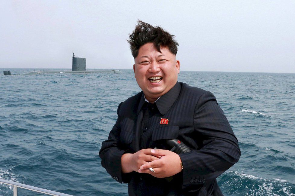 Severokorejský diktátor Kim Čong-un si mne ruce.