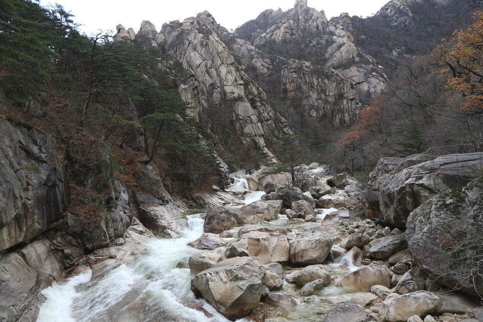 Diamantové hory jsou chloubou Severní Koreji. Země je dala do středu svých propagačních materiálu pro turisty.