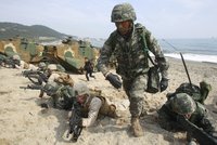 Dvanáct mrtvých a zraněných vojáků: Pátrání po střelci v Jižní Koreji pokračuje!
