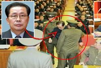 Foto ze zatčení Kimova strýce: Byl to ideologicky pomýlený narkoman a sukničkář, tvrdí KLDR!