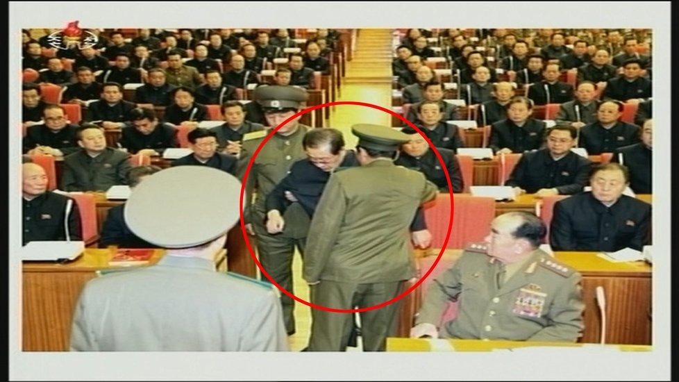 Foto ze zatčení Kimova strýce, který podle KCNA předstíral, že podporuje stranu a vůdce, ale vytvářel si vlastní frakci.