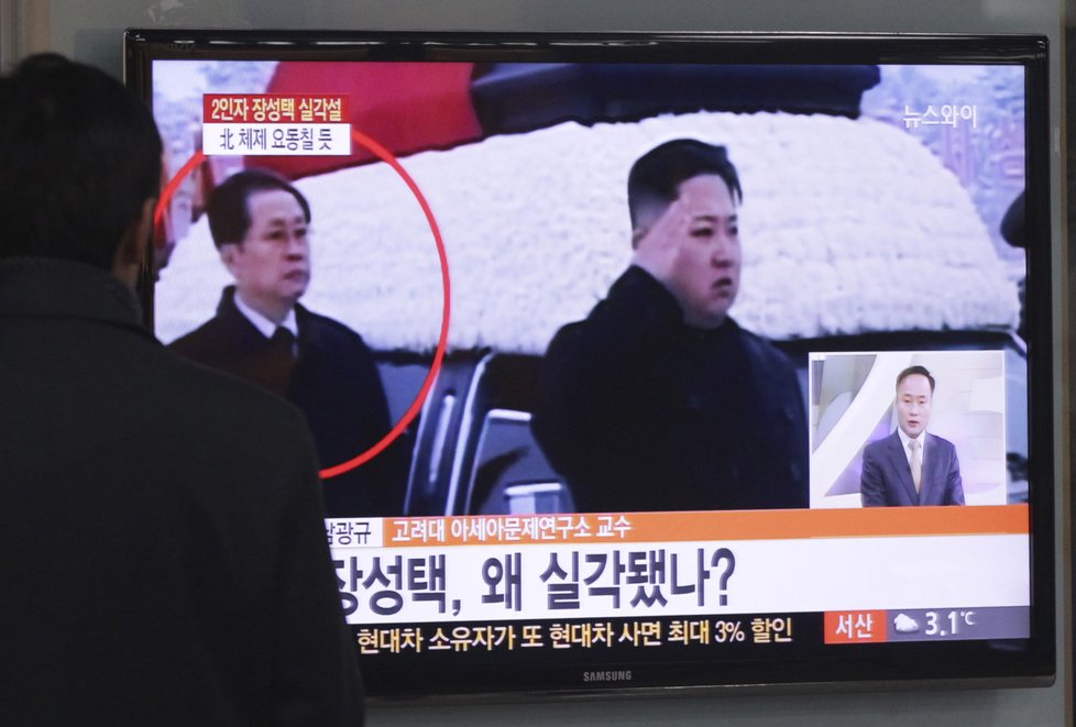 Diktátoru Kimovi (vpravo) strýc výrazně pomáhal po smrti vůdce Kim Čong-ila.