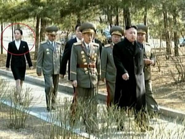 Diktátor Kim, generálové a vzadu Kimova mladší sestra!