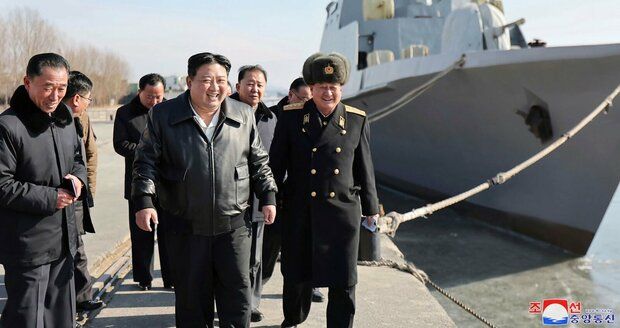 Diktátor Kim Čong-un vyzval k přípravám na válku. Severní Korea pak odpálila rakety