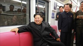 Kim Čong-un si na nových kožených sedačkách spokojeně hověl.