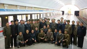Kim Čong-un se státní delegací v severokorejském metru
