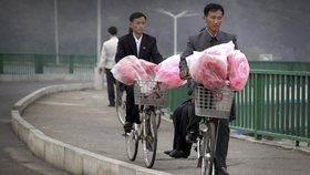 Korejci vezou květiny na oslavy