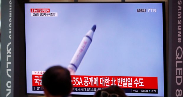 „Fake news“ v přímém přenosu: Moderátor varoval před útokem rakety, žádná neletěla