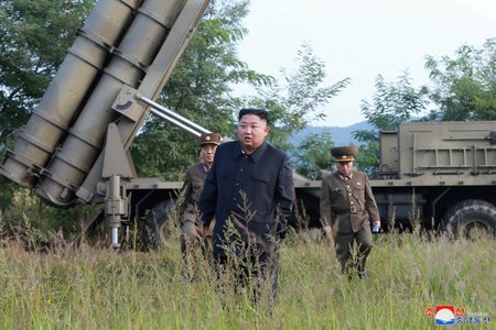 Severokorejský diktátor Kim Čong-un většinou osobě dohlíží na testovací odpaly balistických raket.