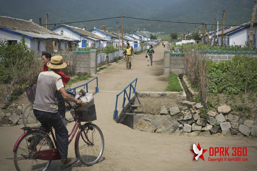 Pohled na severokorejskou vesničku.