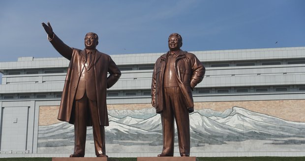 Monument na kopci Mansu. Ke Kim Ir-Senovi přibyl v roce 2011 Kim Čong-Il.