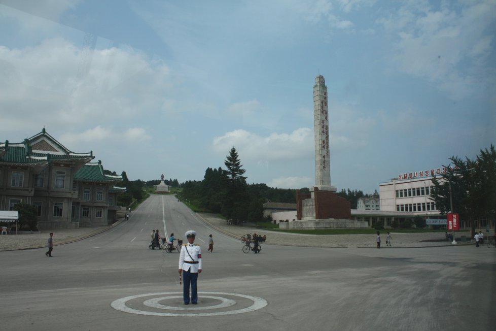 V Severní Koreji je mnoho dopravních policistů, kteří nemají co řídit.