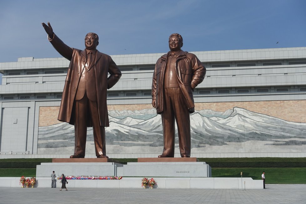 Monument na kopci Mansu. Ke Kim Ir-Senovi přibyl v roce 2011 Kim Čong-Il.