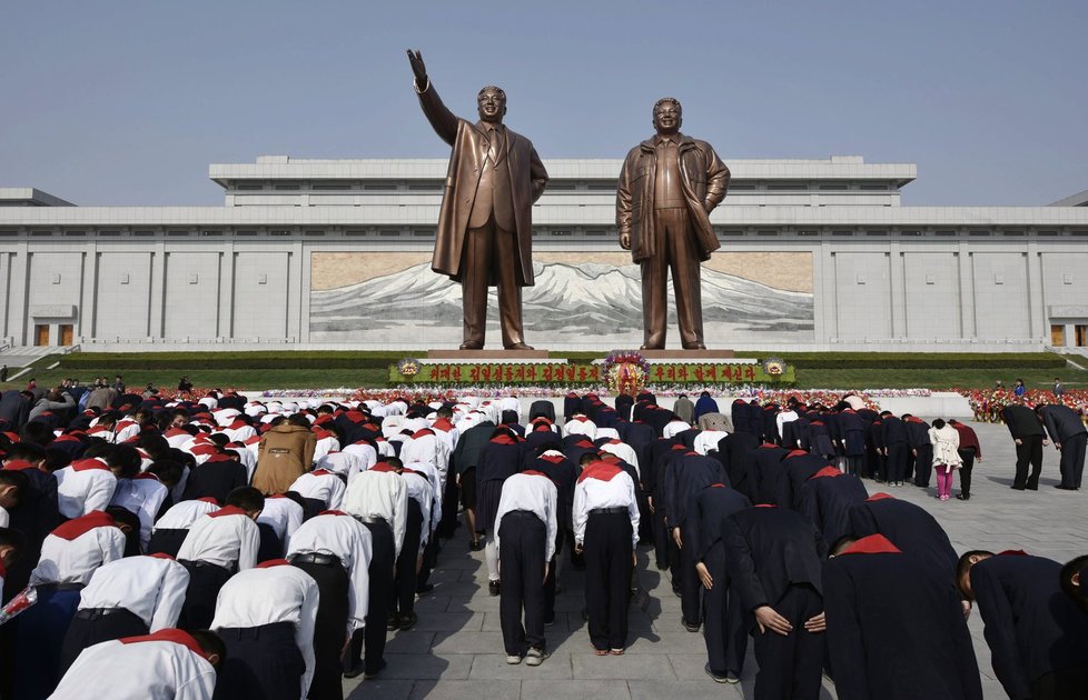 Severní Korea si připomněla 104. výročí narození zakladatele severokorejského komunistického státu Kim Ir-sena nejen raketovým testem.