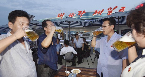 Kimova propaganda: Pět litrů piva za odznáček na hrudi, popisuje filmař