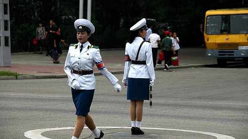 Severokorejský ráj mladých žen - 25 fotografií policistek, které řídí v Pchjongjangu dopravu