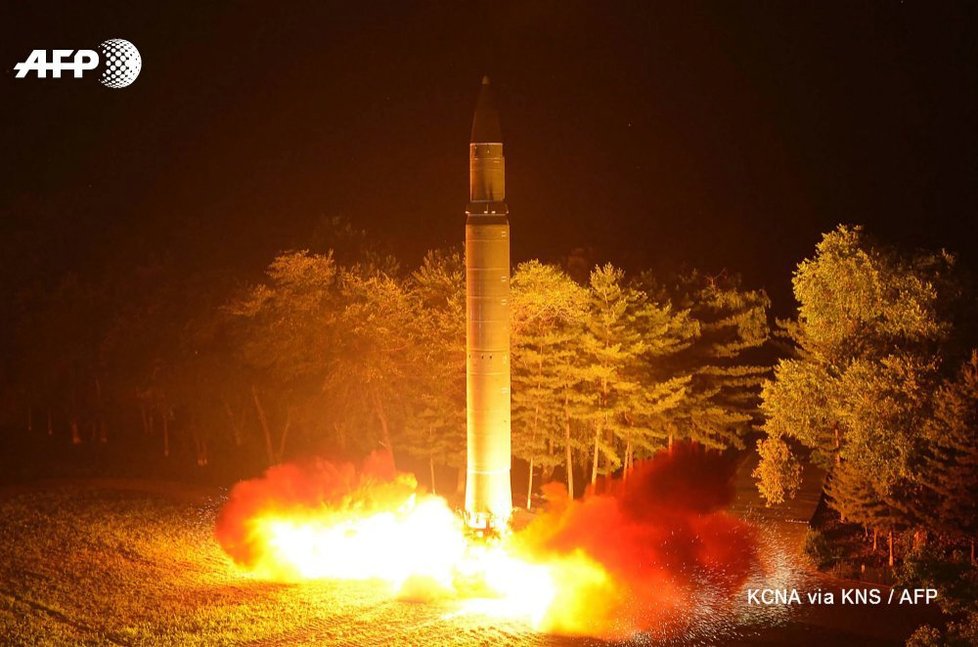 Severní Korea má připravenou mezikontinentální raketu.