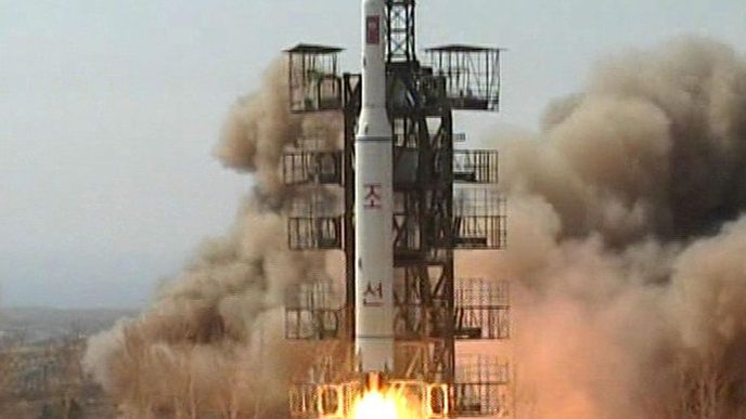 Severní Korea se pokoušela vynést satelit už v roce 2009. Raketa Unha, jejíž verze byla použita i tentokrát, tehdy také spadla do moře.