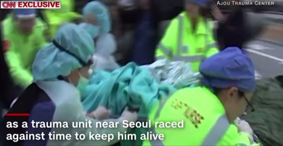 Helikoptéra pacienta dopravila do nemocnice, ihned šel na operační sál.