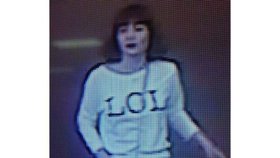 Jedna z vražedkyň Kim Čong-nama měla svetr s nápisem LOL.